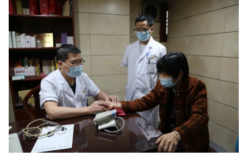 曹文新：精研數(shù)寸銀針弘仁術(shù)，擅用一雙巧手濟(jì)蒼生！